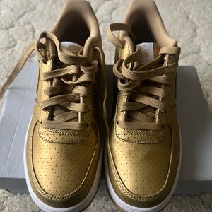 GOLD NIKE AIR FORCE 1 LV8 (GS) size 5y